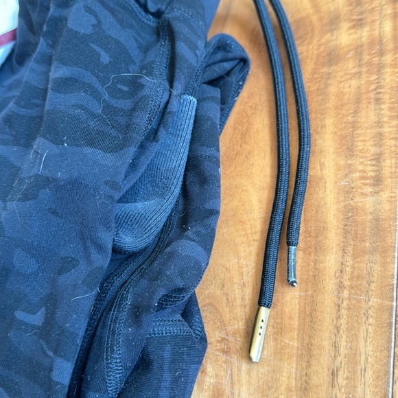 Alphalete Men’s Camo Joggers - Picture 3 of 3